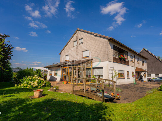 Charmantes Dreifamilienhaus mit großem Garten in naturnaher Umgebung