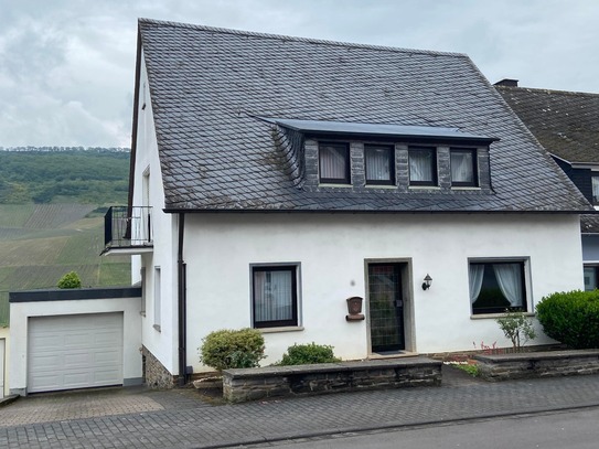 Zentral gelegenes Einfamilienwohnhaus mit Mosel- und Burgblick