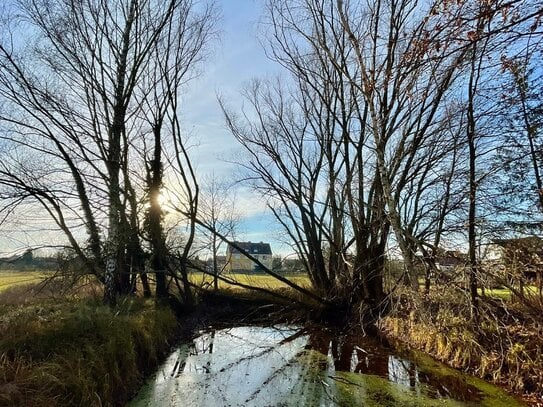 Traumhaft schönes und sehr großes Grundstück mit kleinem Teich in ruhiger Lage inkl. Baugenehmigung