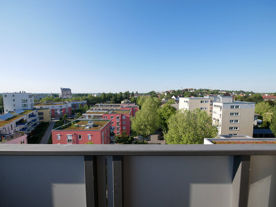 Außergewöhnlicher Weitblick. Zwei Balkone. Abgeschlossene Küche – Wohntraum über den Dächern der Stadt