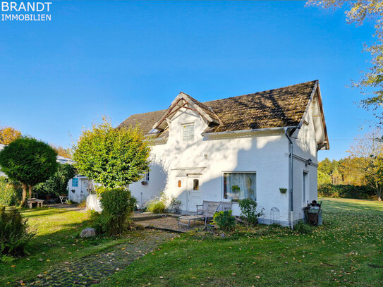 Einfamilienhaus - ehemaliges Gesindehaus mit Kamin, Terrasse und Garten in parkähnlicher Anlage!