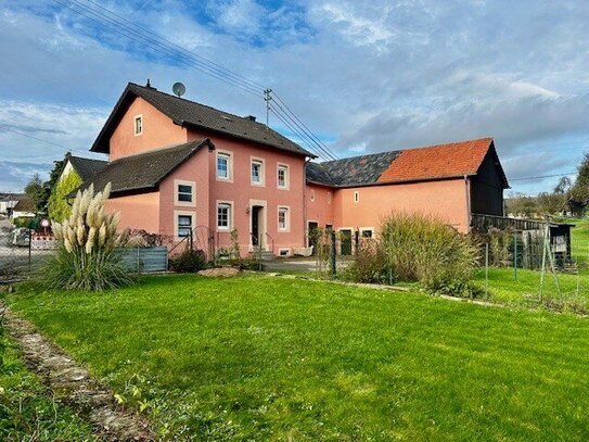 Charmantes Bauernhaus mit Nebengebäuden und schönem Garten.