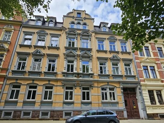 Perfekte Dachwohnung mit großem Balkon und tollen Blick in den grünen Innenhof!