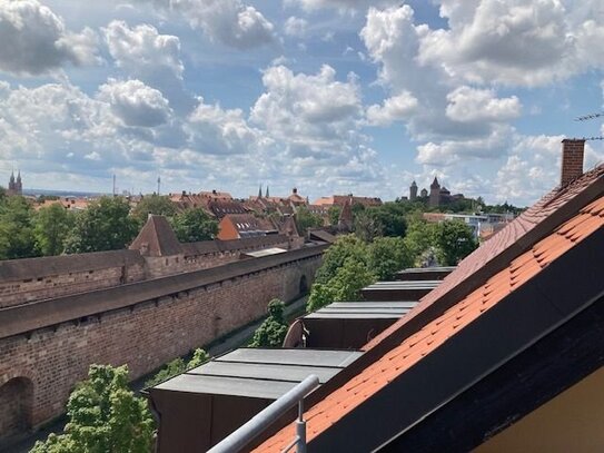 Individuelle 2,5 Zimmer Dachgeschoss Maisonette-Wohnung mit großer Südloggia und Burgblick am Rande der Altstadt