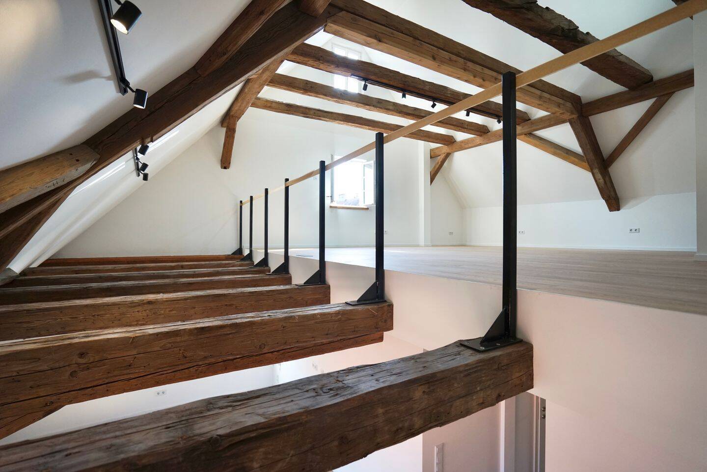                                                               Gro&szlig;z&uuml;gige 5-Zi. Maisonette mit Galerie und Masterbad - Wohnen &uuml;ber zwei Ebenen                                                       in Weiherhaus (Nürnberg)