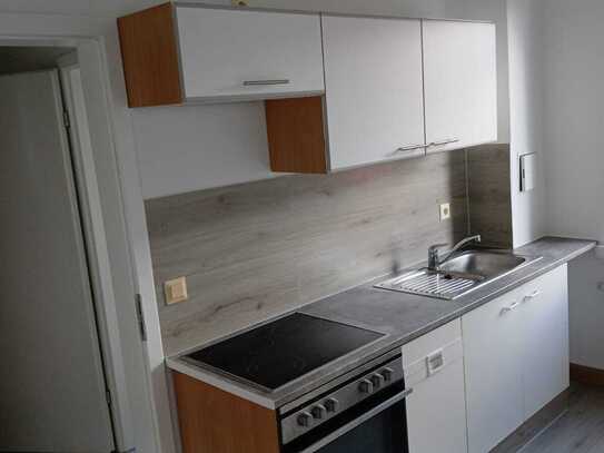 neu renovierte 2-Raum Wohnung mit moderner EBK und grauen Laminat