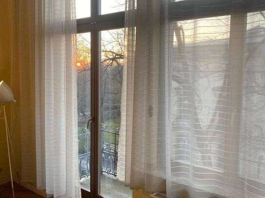 helles Studio mit Balkon in zentraler Lage