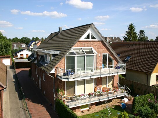 Familiengerechte + helle Maisonette Wohnung mit großem Balkon/Wintergarten/Terrasse/Garten in Norderstedt-Harksheide