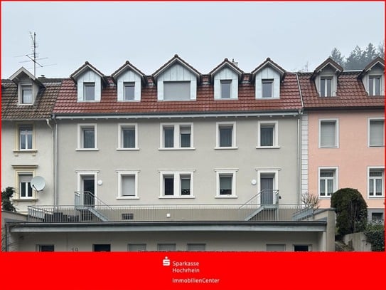 Helle Souterrain-Wohnung mit Terrasse