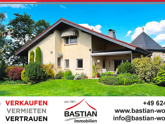 Architektur mit Anspruch: Eleganter Bungalow mit Garten, Doppel-Garage, ELW und vielen Extras!