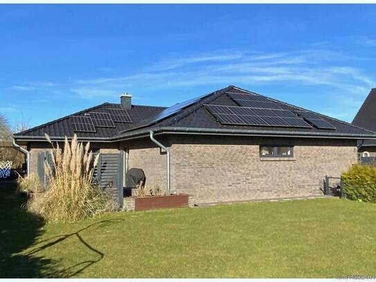 ERDWÄRME: Komfortabler Winkelbungalow Bj 2018 im TOPZUSTAND in ruhiger Lage 10 Minuten nach Husum !