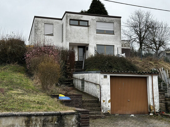 Wohnhaus in Höhenlage mit Garage und Garten