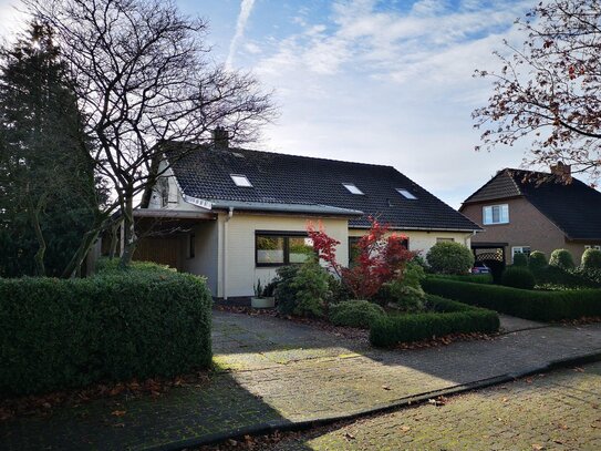 Dachgeschosswohnung im Zweifamilienhaus mit Carport und Garten