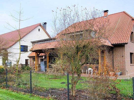 Schöner Resthof mit Zweifamilienhaus in nahezu Alleinlage