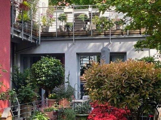 Große Traumwohnung in grüner Hinterhaus-Idylle bei zentraler Lage!