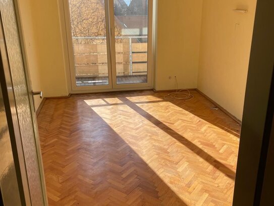 2,5 Zimmer-Wohnung mit Balkon in der Altstadt zu vermieten, für maximal 2 Personen, muss selbst gestrichen und evtl. Bö…