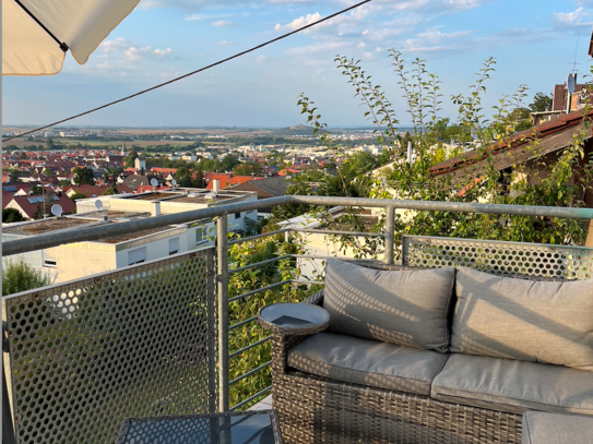 2,5-Zimmer-Dachgeschosswohnung mit Balkon und Panorama Blick / EBK / KFZ Stellplatz