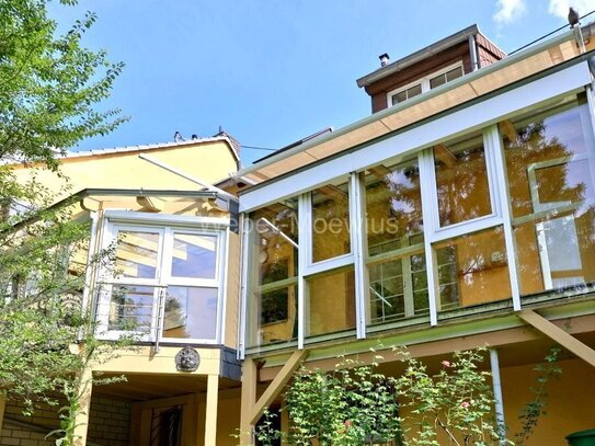 Einfamilienhaus (einseitig angebaut) mit Wintergarten, Terrassen, Garten + großem Carport