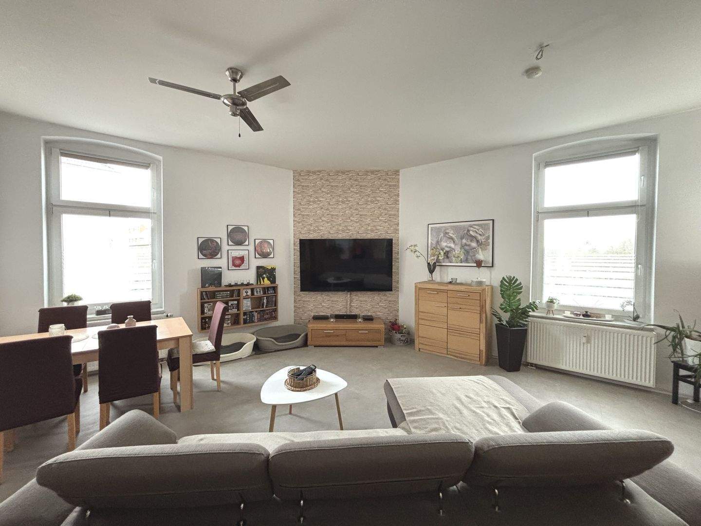 Helle Eigentumswohnung mit 5 Zimmern und Altbau-Charme