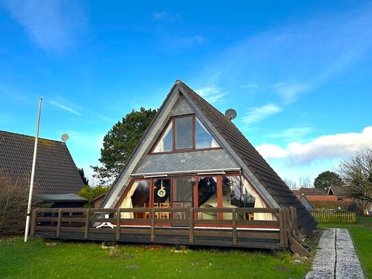 Teilsaniertes Ferienhaus aus erster Hand in ruhiger Ecklage, nur wenige Minuten vom Deich und Hafen entfernt!