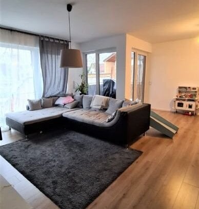 3-Zimmer-Apartment mit Balkon im 1. Stock