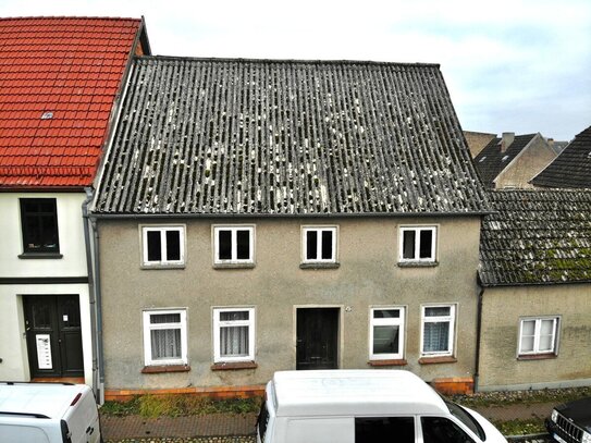 **Sanierungsbedürftiges Haus mit großem Rendite-Potenzial in zentraler Lage**