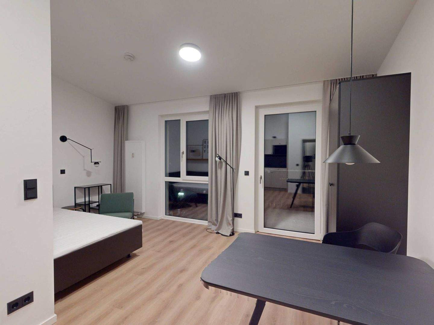 Modernster Wohnkomfort: Ihr neues Single-Apartment mit geschmackvoller Möblierung, EBK und BALKON direkt an der Spree - Photo 1