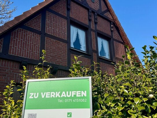 Ein- oder Zweifamilienhaus mit Innenhof und 3 Garagen