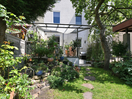 Charmantes Zweifamilienhaus mit Gartenoase und Carport in zentraler Lage