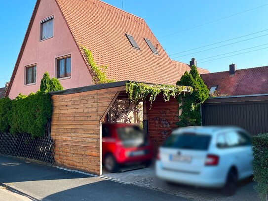 Charmante Doppelhaushälfte in Erlangen-Bruck – Modernisiertes Zuhause mit Wohlfühlcharakter!