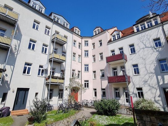 Bunt, Bunter, Neustadt! 3-Raumwohnung mit Balkon sucht neue Mieter.