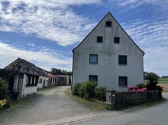 Bauernhaus mit diversen Nebengebäuden