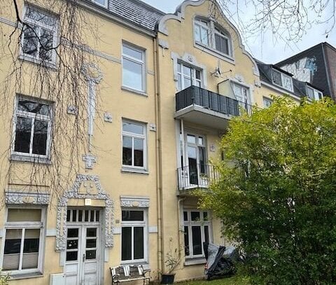 Bahrenfeld an der Grenze zu Ottensen, renovierte EG Jugendstil Wohnung mit Balkon. 100 m2 Gartenfläche optional.