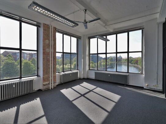 Repräsentative Loftfläche mit Blick zur Spree