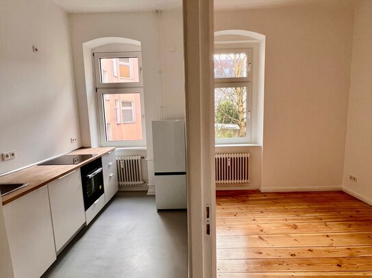 Completely renovated & sunny 2-room Altbau apartment - first occupancy