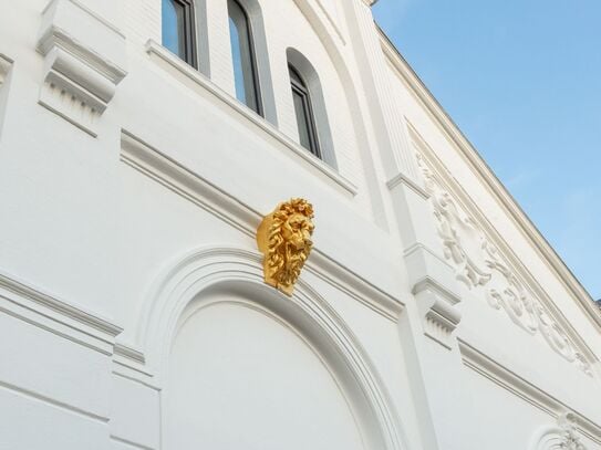 Stilvolles Wohnen mit einzigartigem Flair: Maisonette-Einheit im historischen Tanzsaal