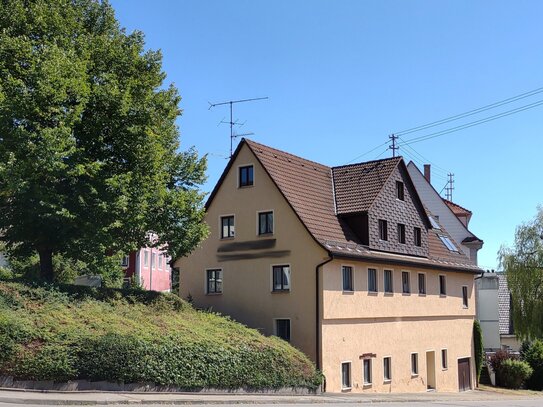 Mehrfamilienhaus mit Geschäftsräumen und Werkstatt