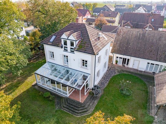 Villa unter den Linden mit großem Grundstück und einem rentablem Nebengebäude