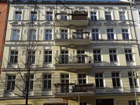 stilvoller Altbau am Helmholtzplatz