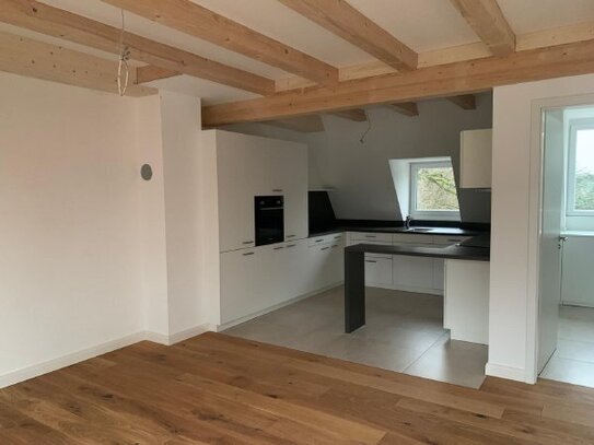 **Erstbezug nach vollständiger Sanierung Maisonette-Wohnung mit Loggia, Einbauküche und vielen Extras in exponierter La…