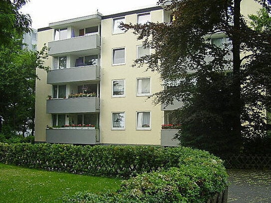 3 Zi - Wohnung, 74 m², renoviert, hell und ruhig, mit Blick ins Grüne, großer überdachter Balkon, in Köln Heimersdorf