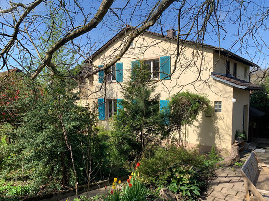 Großzügiges Einfamilienhaus mit Garage, Nebengebäuden und wunderschönem Garten in 79312 Emmendingen-WR