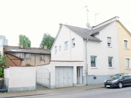 Frankfurt! Zweifamilienhaus mit Garage und Nebengebäude.