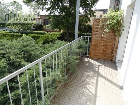 4-Raum-Wohnung mit großem Süd-Balkon, Bad mit Fenster, inkl. Garagenstellplatz im Hof