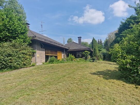 *Bungalow freistehend + weitere Etage möglich, Garagen, Schwimmbad, Teich groß, zusätzl. Baugrund*