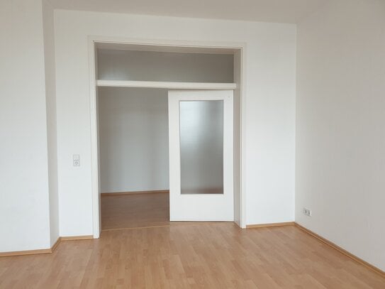 Balkon, 2 Bäder mit Dusche+Wanne+Fenster, neue Heizung und Stellplatz am Haus im sanierten Altbau