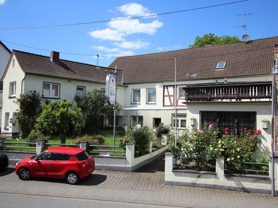 Ehemalige Dorfschänke mit Saal und Wohnungen in Oberzissen