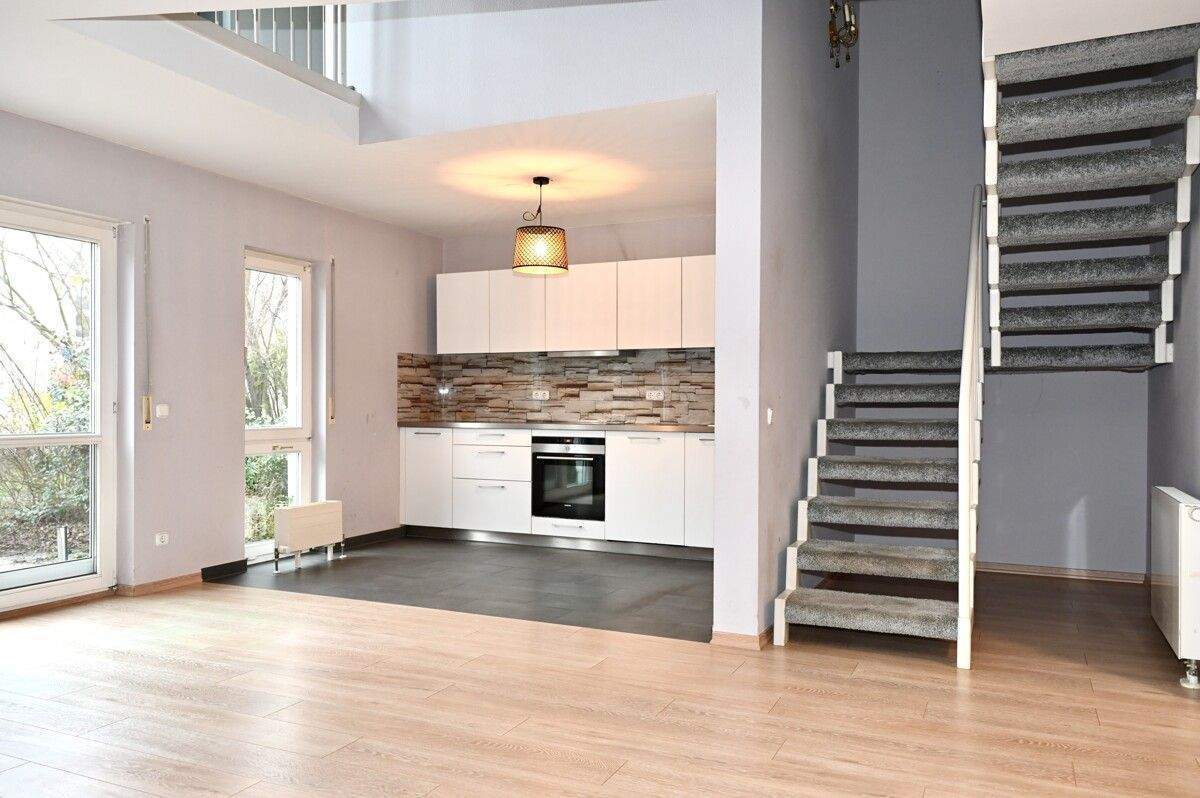 Mit Tiefgaragenstellplatz und schöner Terrasse! Gemütliche 2-Zimmer-Maisonette in Leubnitz-Neuostra!