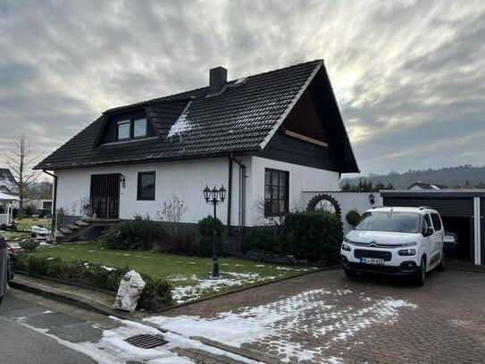 Einfamilienhaus mit Einliegerwohnung, Loggia, teilüberdachter Terrasse, Doppelgarage, Photovoltaik und Solarthermie