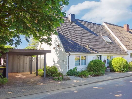 Überraschend anders: Besondere Doppelhaushälfte mit Carport in Lohe-Rickelshof bei Heide